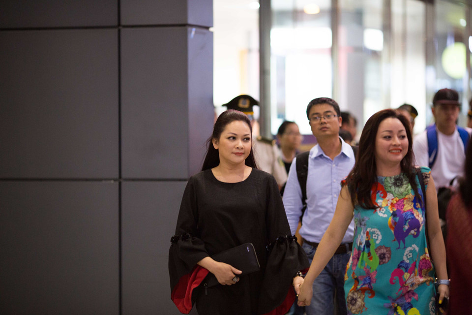 Như Quỳnh về nước giữa đêm, được fan chào đón nồng nhiệt